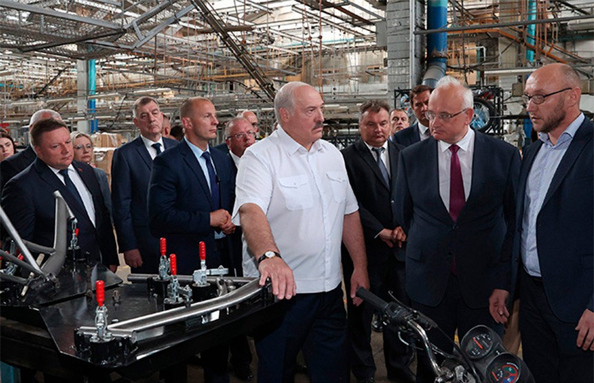 Лукашенко посетил мотовелозавод в Минске