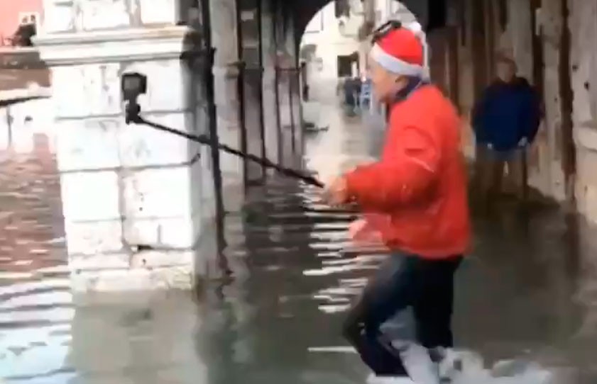 Турист делал селфи в Венеции и едва не утонул (ВИДЕО)