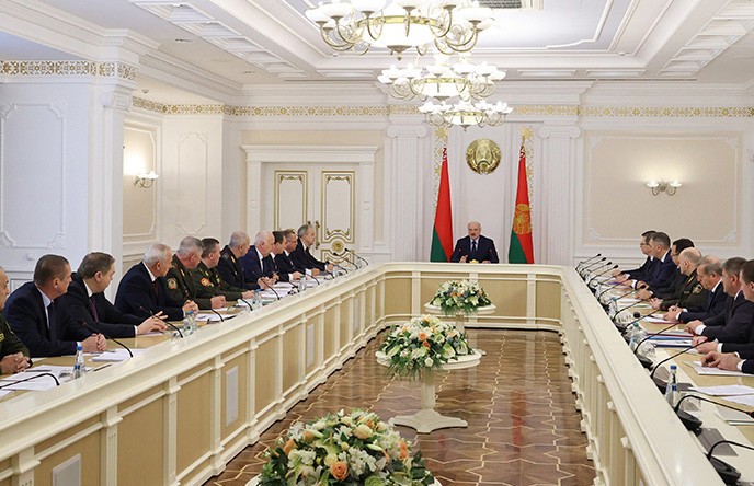 «Забыла, что Президент Беларуси ее спас». Лукашенко рассказал, при каких обстоятельствах Тихановская покинула страну