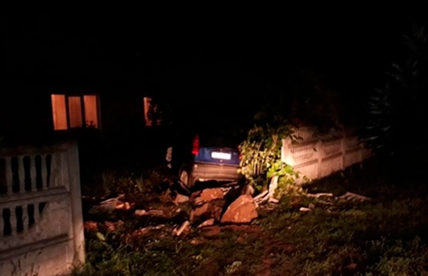 Водитель Fiat протаранила забор частного дома в Брестском районе
