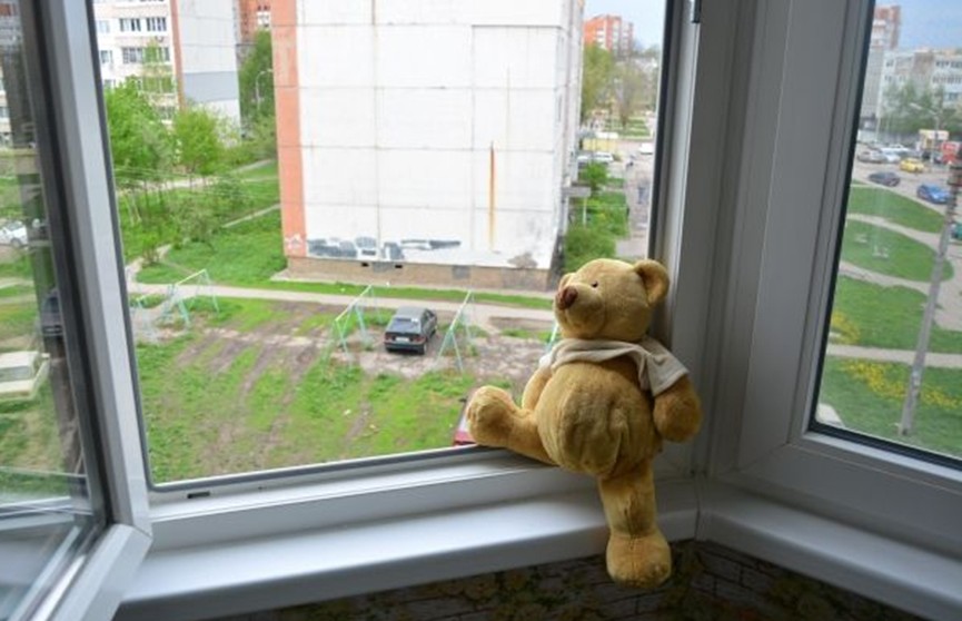 Двухлетний ребенок выпал из окна третьего этажа в Жлобине