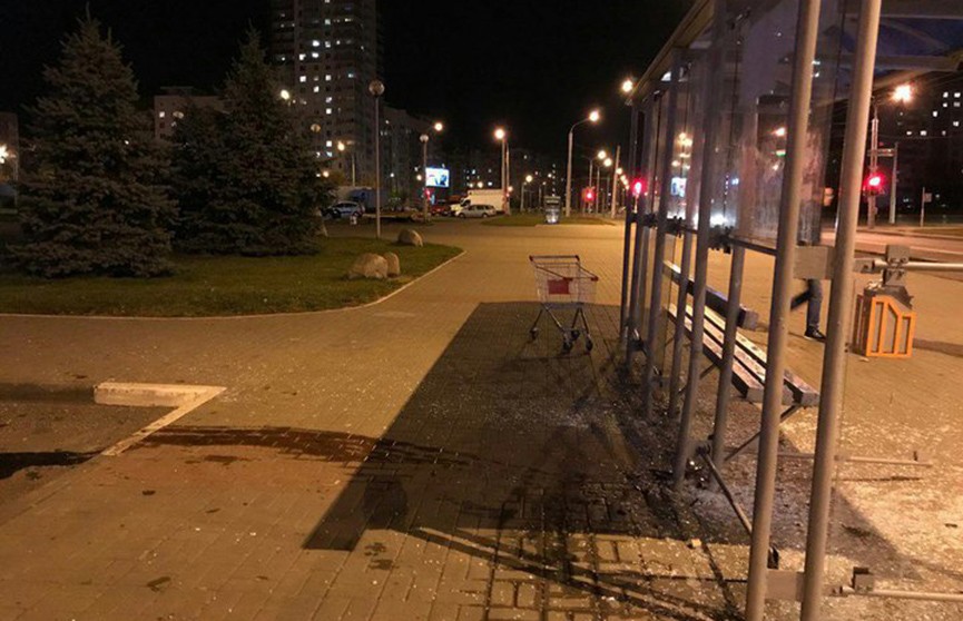 Машина протаранила остановку в Минске