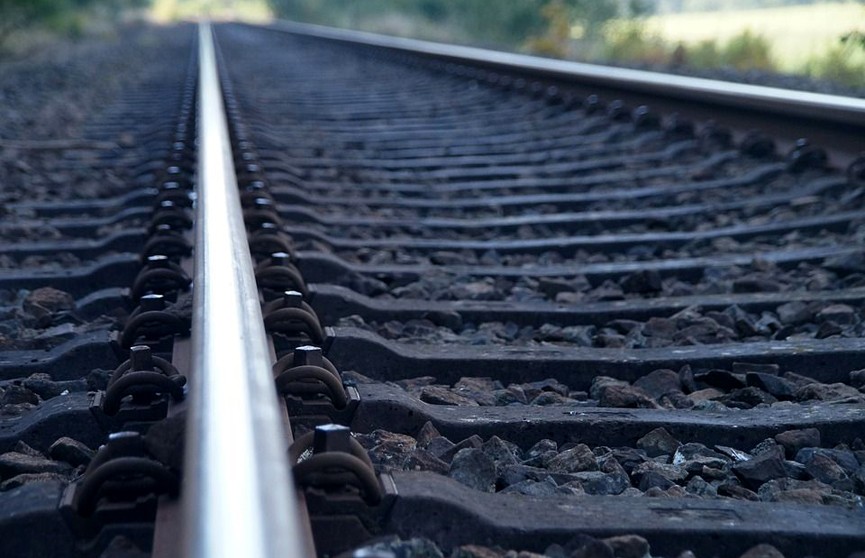 Сидел и не реагировал: поезд сбил сидящего на рельсах мужчину в Пинском районе