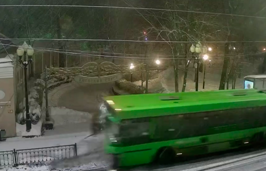 В центре Гомеля водитель рейсового автобуса снес забор