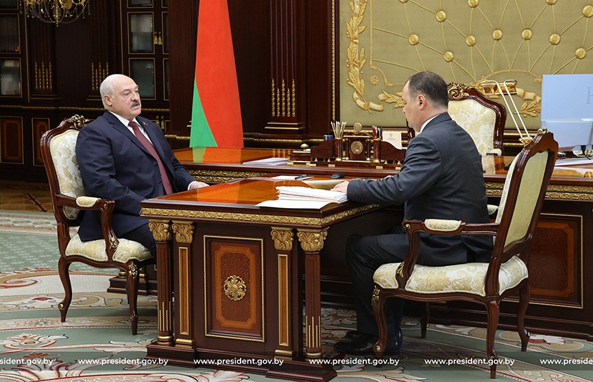 Александр Лукашенко принял с докладом премьер-министра Беларуси Романа Головченко