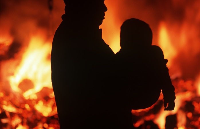 Неравнодушные люди спасли 2-летнюю девочку и дедушку при пожаре в Гомеле (ВИДЕО)