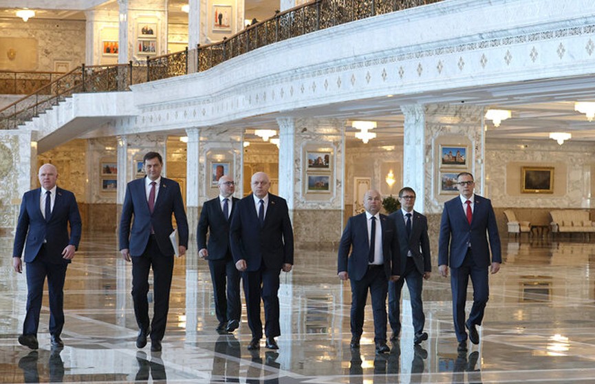 Президент Беларуси поставил задачи перед новыми руководителями местной вертикали власти