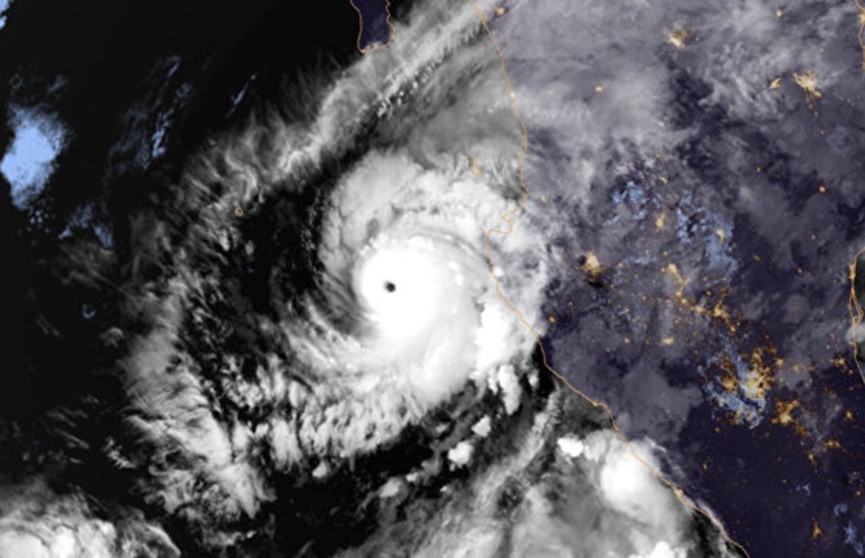 Ураган «Уилла» приближается к берегам Мексики