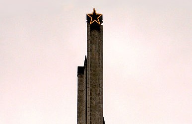 В Латвии разрешили снести памятник Освободителям Риги. Люди несут цветы к мемориалу