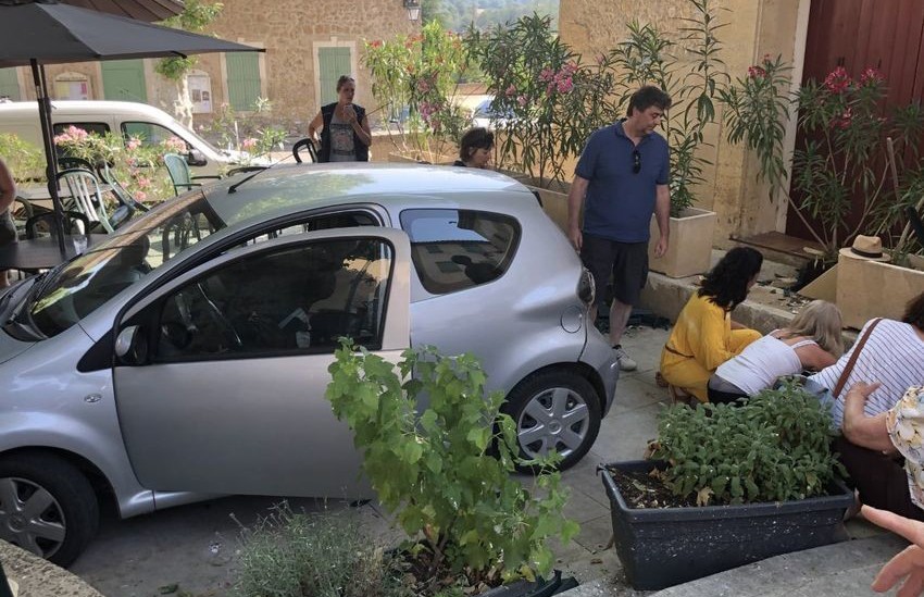 Автомобиль наехал на террасу кафе во Франции: семь человек пострадали