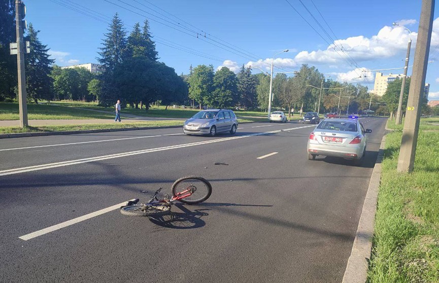 В Минске водитель поехал на красный и сбил велосипедиста