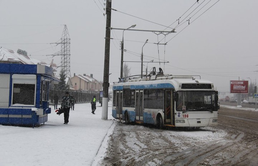 Троллейбус столкнулся с осветительной опорой в Витебске, пострадала пенсионерка