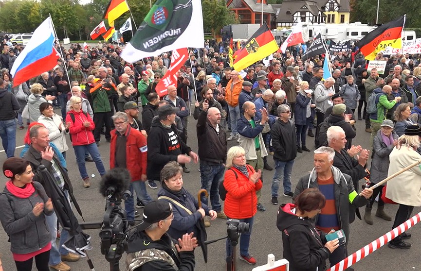 Тысячи людей вышли на протесты в городах Восточной Германии за снятие с России санкций и против кризиса". Комментарии немцев