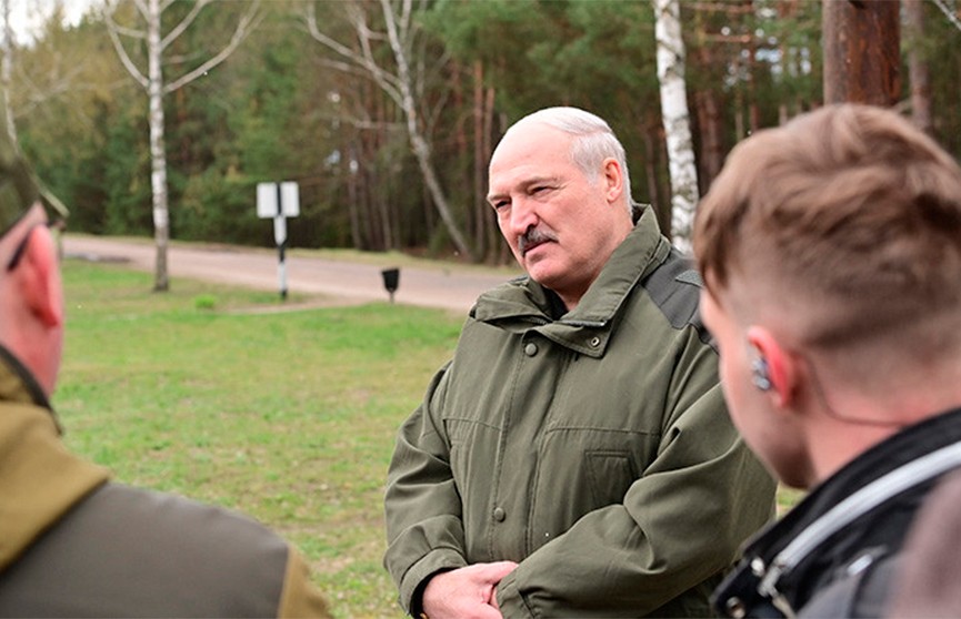 «Порядок надо навести в стране, чтобы потом локти не кусать». Лукашенко посетил Наровлянской район