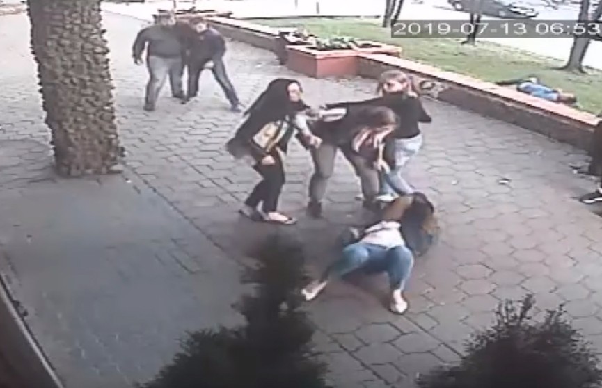 Женская драка в Минске попала на видео. Теперь милиция ищет одну из участниц