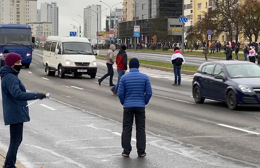 Воскресная забава участников протестных хождений в Минске: бросаться под колеса машин и блокировать движение