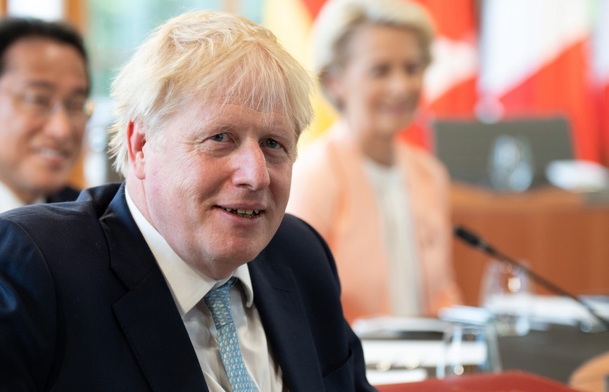 Борис Джонсон объявил об отставке, но пока будет исполнять обязанности премьер-министра