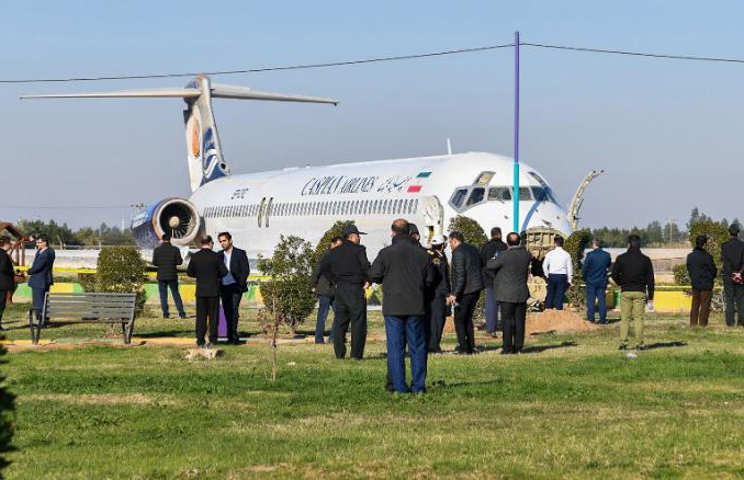 В Иране пассажирский самолет выкатился на оживленное шоссе