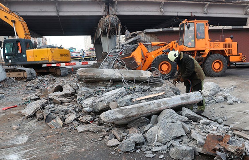 На Немиге начали демонтаж пролетов обрушившегося моста