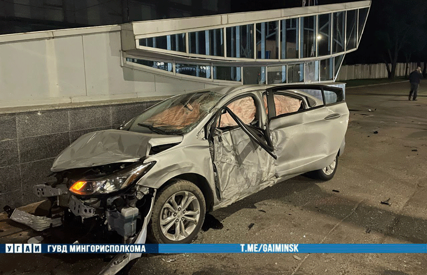 В Минске таксист уснул за рулем и на полном ходу врезался в два автомобиля