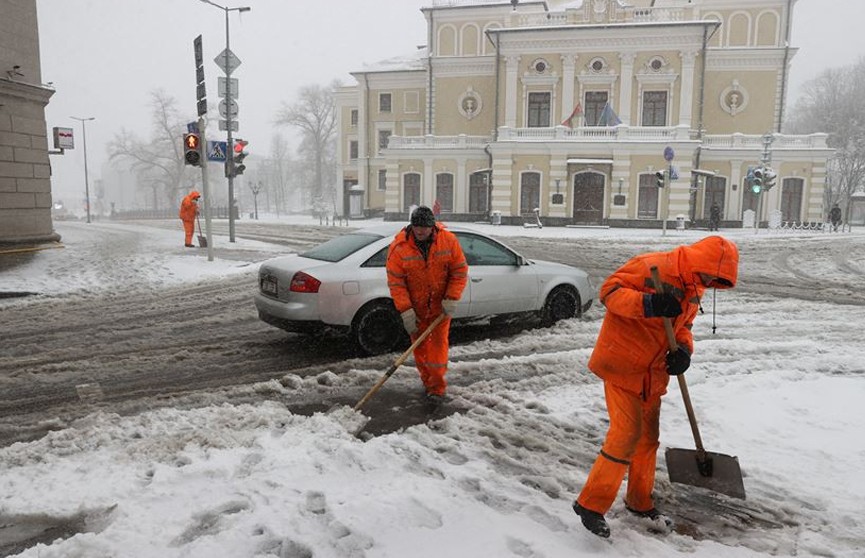 Снегопад накрыл Минск. В ЖКХ рассказали о борьбе со стихией