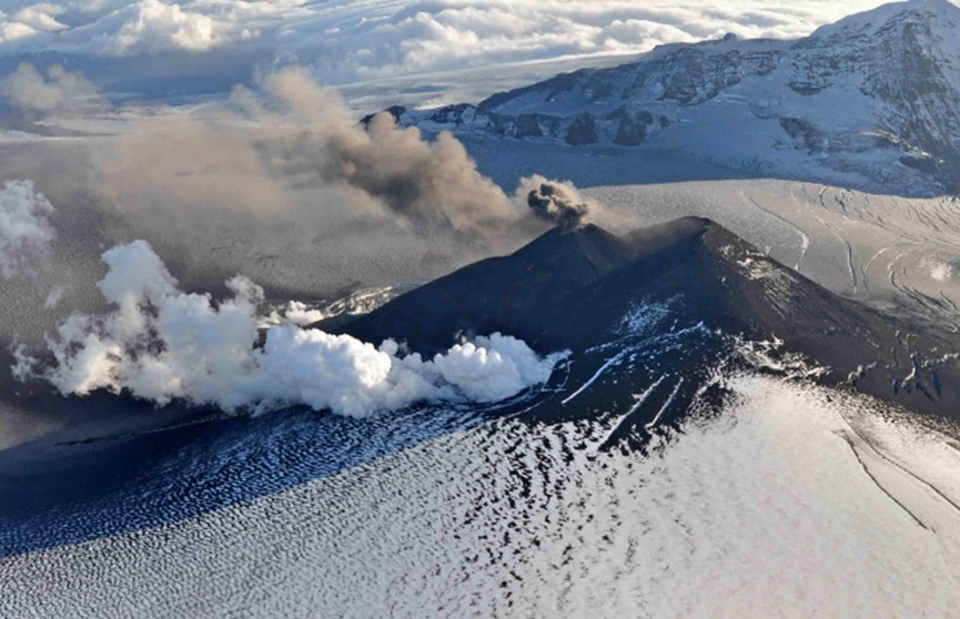 «Большое, чёрное, уродливое облако». На Аляске проснулся вулкан Вениаминова