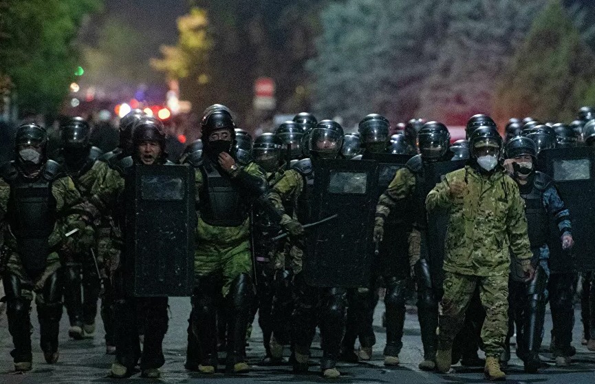 190 сотрудников милиции пострадали во время столкновений в Бишкеке