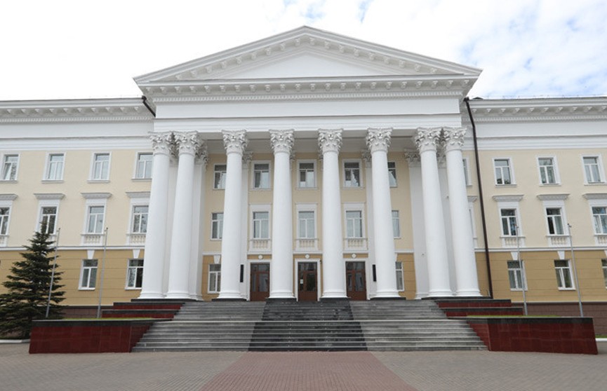 Никакого взрыва. Мощный звук над Минском прокомментировали в Минобороны