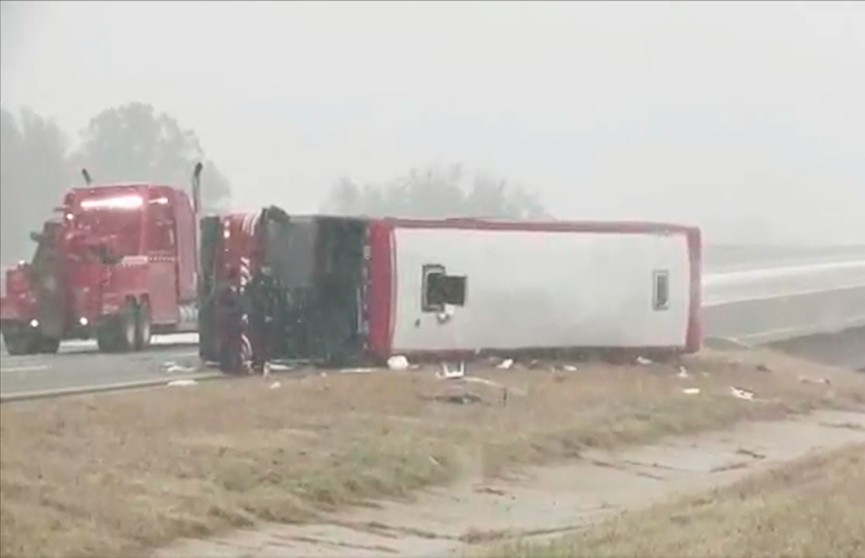 Автобус с туристами перевернулся на трассе в Теннесси, есть жертвы
