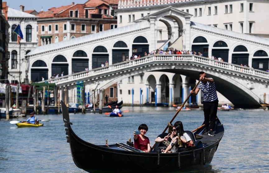 В Венеции турист ударил гондольера за запрет сделать селфи в лодке (ВИДЕО)