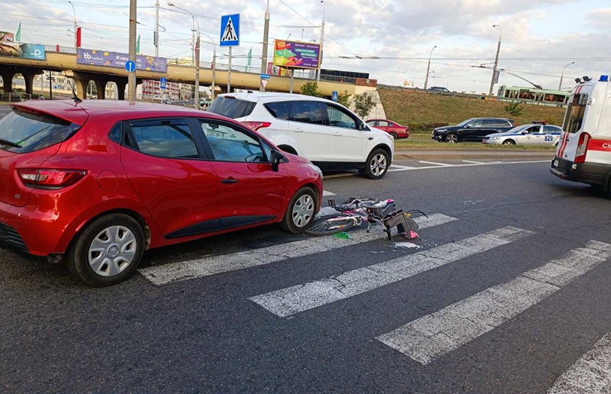 В Минске под колеса авто попала велосипедистка, которая перевозила в специальном кресле ребенка