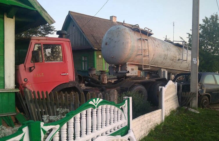 Грузовик въехал в жилой дом в Пружанском районе