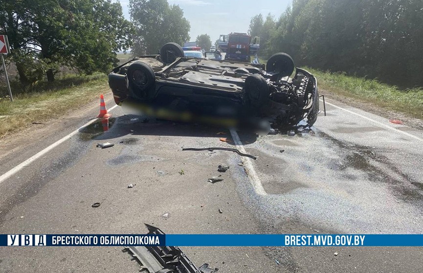 Под Кобрином такси врезалось в колесо прицепа трактора и перевернулось