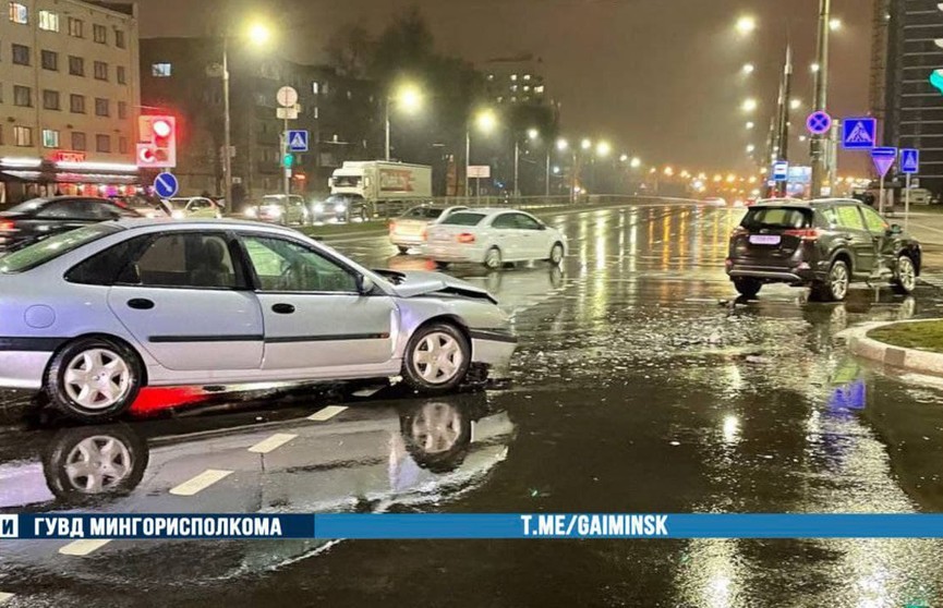 «Проехал на красный». ДТП на Чкалова в Минске: есть пострадавшие