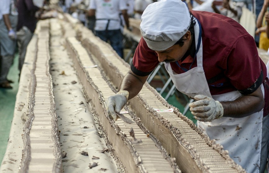 В Индии испекли торт длиной в шесть километров
