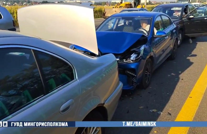 На МКАД BMW собрал «паровозик» из четырех авто