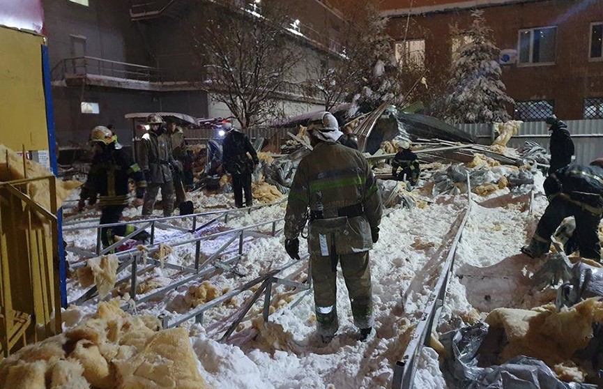 Недостроенный торговый павильон обвалился в Харькове: пострадали три женщины