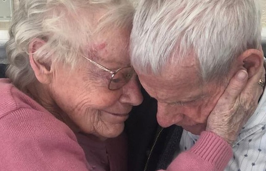 В Великобритании супруги, прожившие в браке более 60 лет, впервые встретились спустя год разлуки. Их разлучила пандемия коронавируса