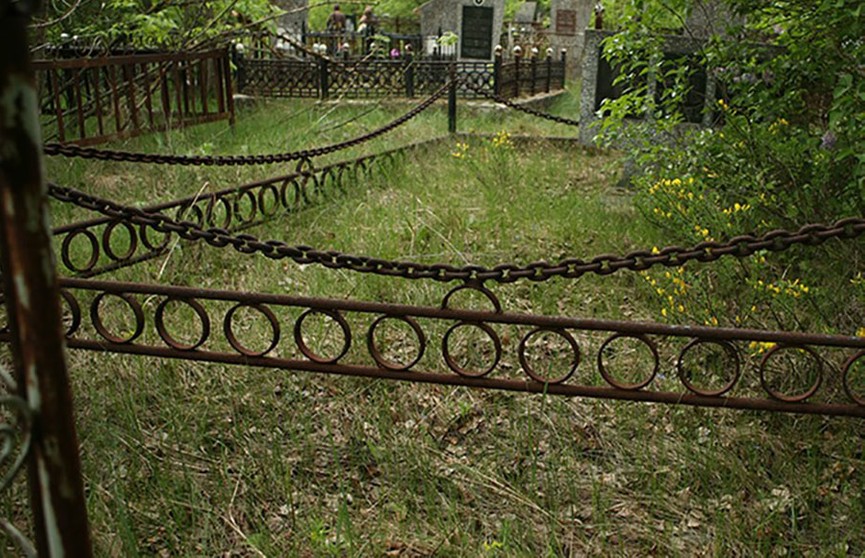 Двое мужчин  зарабатывали похищением цепей с оград на кладбищах