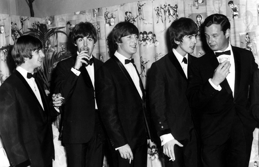 Оригинал первого контракта The Beatles с продюсером продали на аукционе в Лондоне