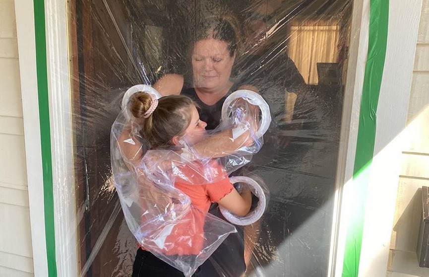 Девочка нашла способ, как безопасно обнять бабушку и дедушку на карантине (ВИДЕО)