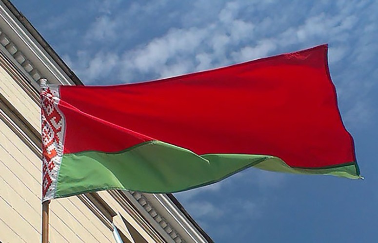 Государственный флаг украли со здания магазина в Пинске: задержаны двое парней