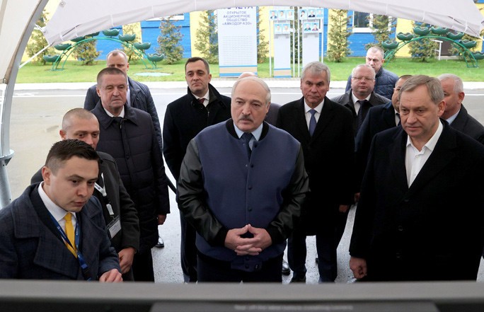 «Упаси вас Господь, вы где-то прошлепаете или украдете хотя бы одну копейку!» Лукашенко посетил предприятие холдинга «Амкодор»