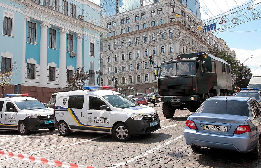 Захватившего банк в Киеве мужчину задержал спецназ