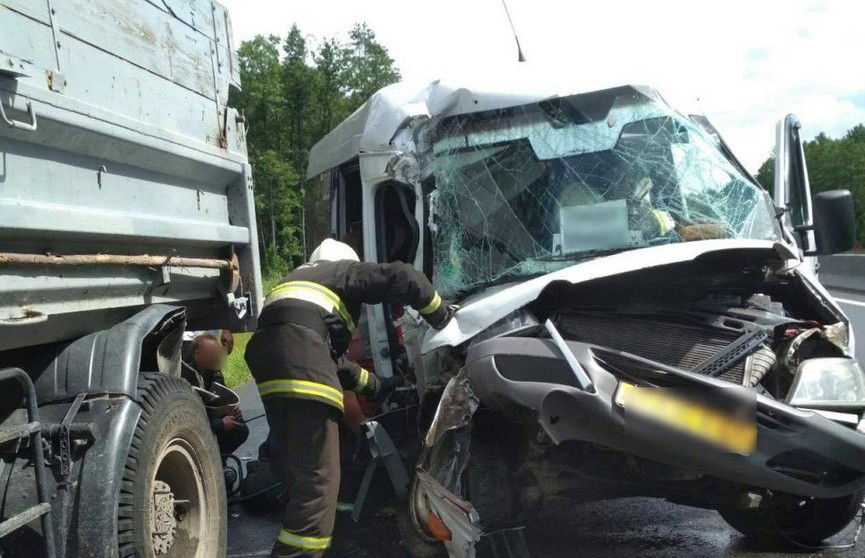 Микроавтобус влетел в грузовик в Воложинском районе: семь человек в больнице