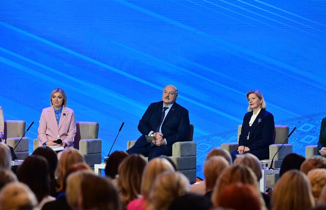 «Если бы вас не было, мужики одурели бы и уже давно воевать начали». А. Лукашенко провел встречу с активистками Белорусского союза женщин