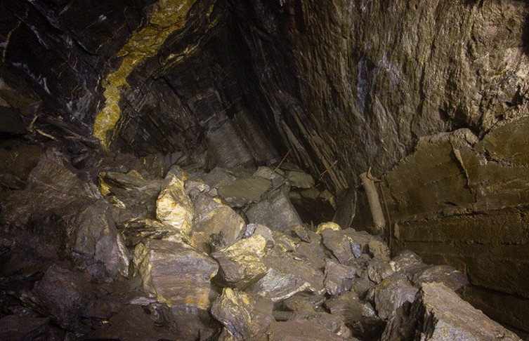 Обвал в самой глубокой шахте мира в ЮАР: три рабочих заблокированы