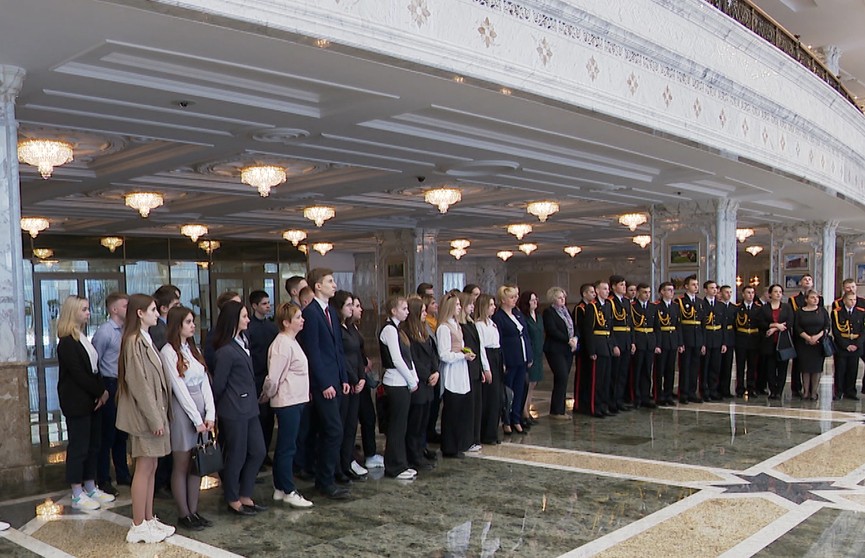 Дворец Независимости с экскурсией посетили олимпиадники из Витебска и курсанты лицея МВД