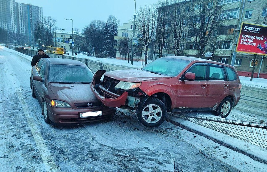 В Минске водитель Subaru не справилась с управлением и, протаранив ограждение, вылетела на встречку