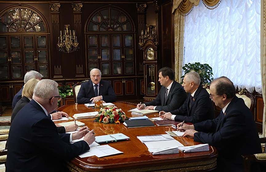 А. Лукашенко: Необходимо обеспечить поддержку в переходный для белорусского парламента период